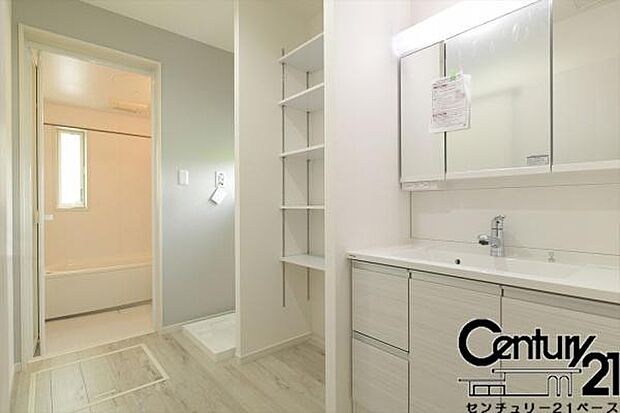 ■現地撮影写真■三面鏡タイプのミラーキャビネット!収納スペースも豊富です!