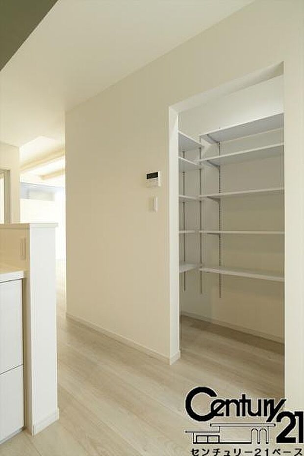 ■現地撮影写真■キッチン横には便利な収納スペースを完備!