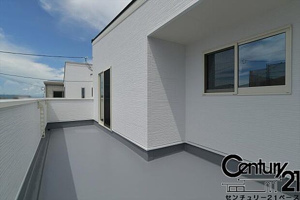 ■現地撮影写真■日当たりのよいバルコニー!洗濯物もよく乾きます!