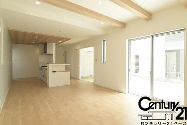 ■現地撮影写真■ご家族でくつろいでいただける広々したリビングです!全窓ペアガラス標準装備!