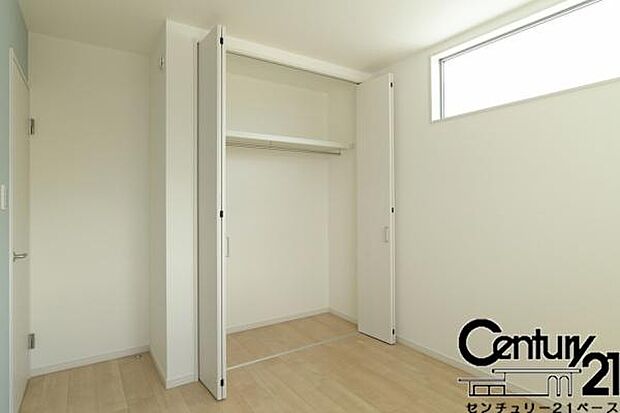 ■現地撮影写真■全居室に広々収納スペース完備!