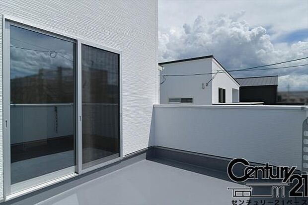 ■現地撮影写真■日当たりのよいバルコニー!洗濯物もよく乾きます!