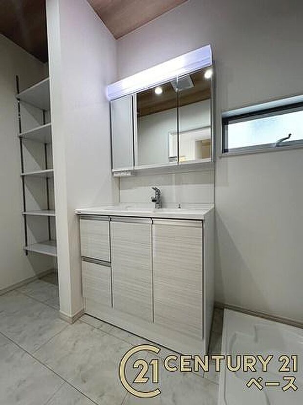 ■現地撮影写真■三面鏡タイプのミラーキャビネット!収納スペースも豊富です!■