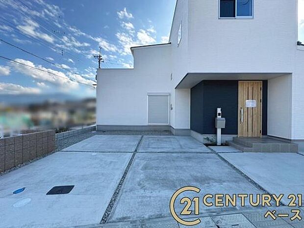 ■現地撮影写真■駐車スペース、3台分完備しています!