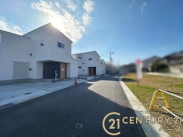 ■現地撮影写真■前面道路4m以上と開放感溢れる広さです!