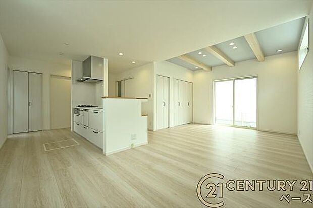 ■現地撮影写真■ご家族でくつろいでいただける広々20帖のリビングです!