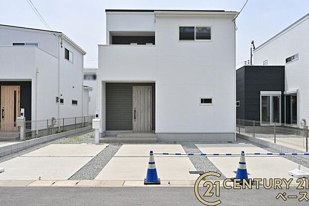 ■現地撮影写真■敷地は52.2坪と広々しており駐車3台可能です。道路との高低差もありません。