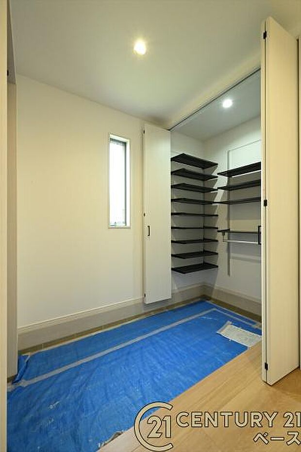 ■現地撮影写真■すっきりとした明るい玄関が家族やお客様を迎えてくれます!