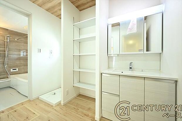 ■現地撮影写真■三面鏡タイプのミラーキャビネット!収納スペースも豊富です!