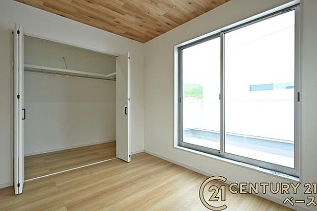 ■現地撮影写真■冬物のコートや季節のものなどたくさんしまえる広さ!