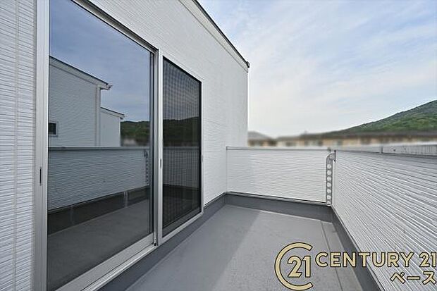 ■現地撮影写真■日当たりのよいバルコニー!洗濯物もよく乾きます!