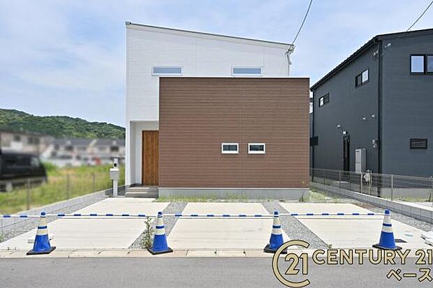 ■現地撮影写真■敷地は52.1坪と広々しており駐車3台可能です。道路との高低差もありません。