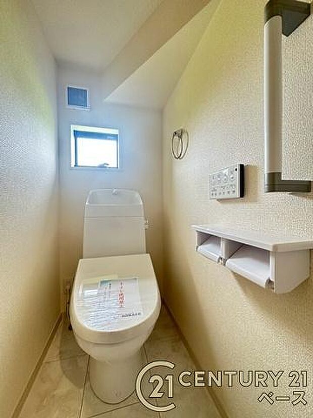 ■現地撮影写真■ 1階・2階ともにゆったりとした広さのトイレがあります。