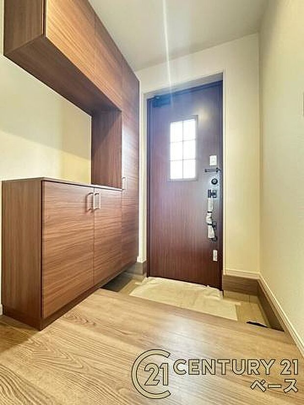 ■現地撮影写真■すっきりとした明るい玄関が家族・お客様をお出迎えします。