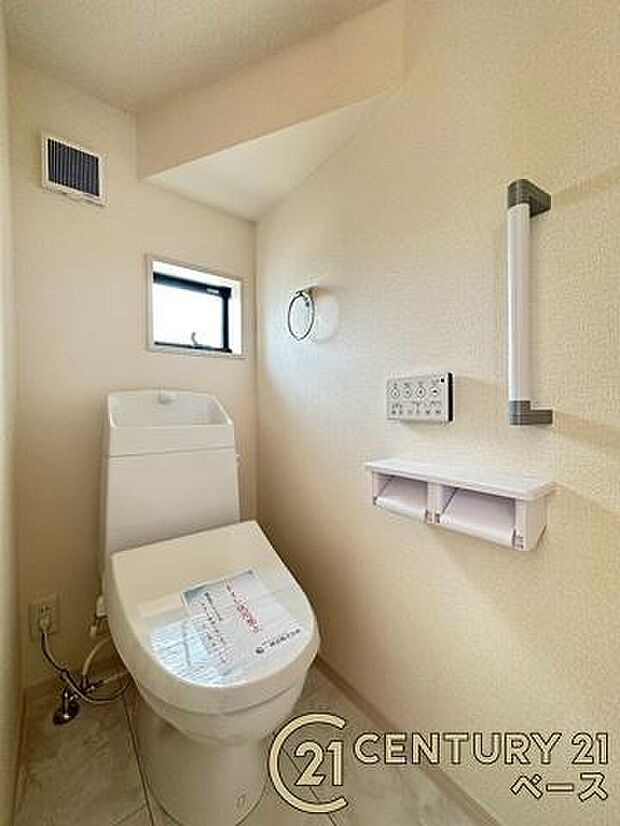 ■現地撮影写真■ 1階・2階ともにゆったりとした広さのトイレがあります。