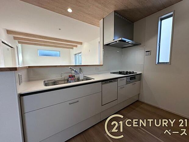 ■家族とのコミュニケーションがとりやすい人気のカウンターキッチン!食洗器付きで洗い物も楽々!■