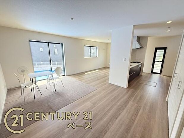 ■現地撮影写真■家族団欒も快適な22.5帖の広々としたリビング！家具配置後もスペースにゆとりがあります！