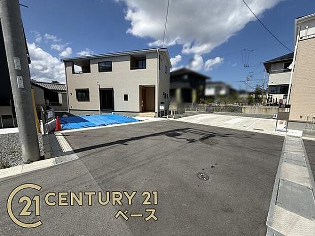 ■現地撮影写真■前面道路は約6ｍ以上と広々開放的・雰囲気の良い閑静な住宅地です！
