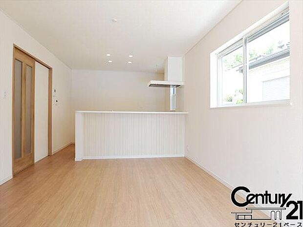 ■窓ガラスは紫外線76%カットで安心のLOW-Eペアガラスを採用!結露防止にも効果的です!■