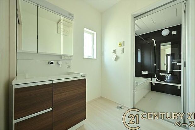 ■三面鏡タイプのミラーキャビネット!収納スペースも豊富です!