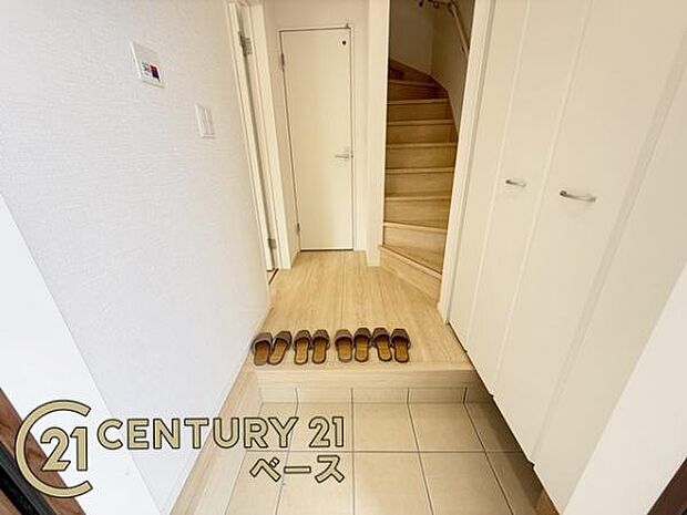■現地撮影写真■すっきりとした玄関が家族やお客様を迎えてくれます!