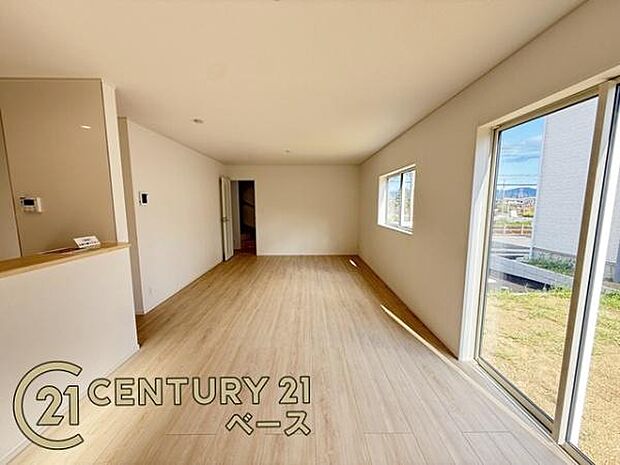 ■現地撮影写真■ご家族でくつろげる広々としたリビング!