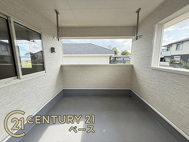■現地撮影写真■日当たりのよい広々としたバルコニー!洗濯物もよく乾きます!