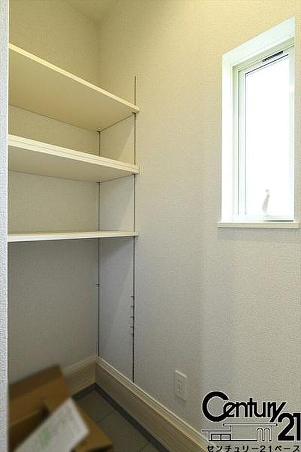 ■玄関には広々土間収納があります!履物の他にも傘立てやベビーかも仕舞えます!■