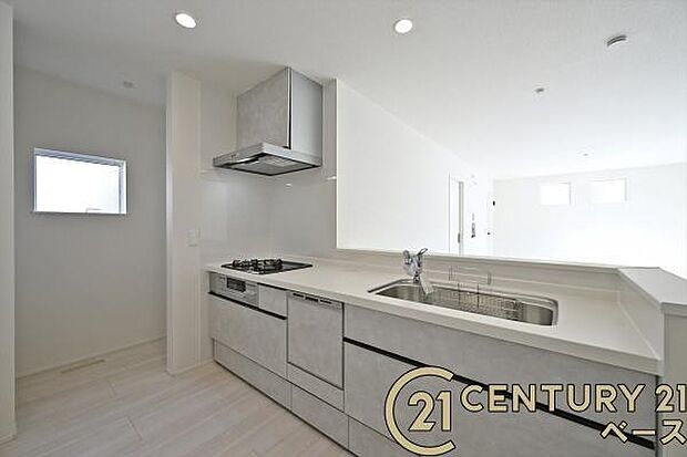 ■キッチンパネルは油などの汚れが付着しにくく、毎日のお手入れが簡単なので清潔なキッチンが保てます!■