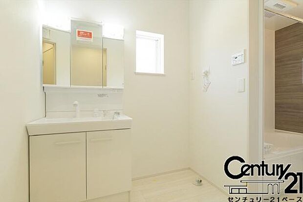 ■三面鏡タイプのミラーキャビネット!収納スペースも豊富です!■