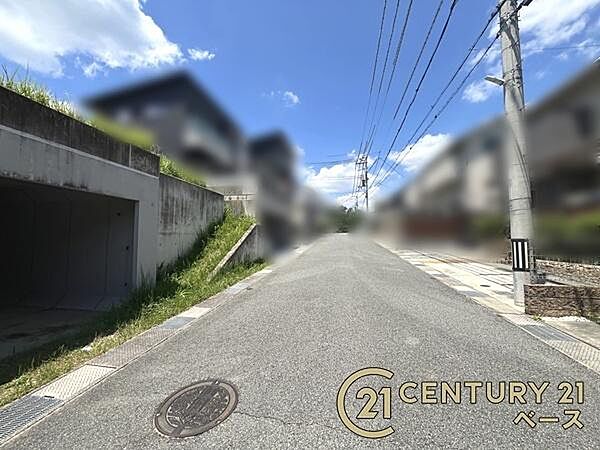 ■現地撮影写真■広々とした前面道路で駐車も楽々！