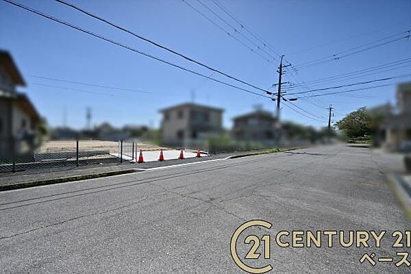 ■現地撮影写真■広々とした前面道路で運転もスムーズ！