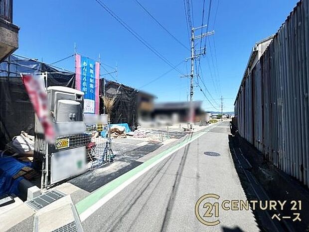 ■現地撮影写真■広々とした前面道路で駐車も楽々！