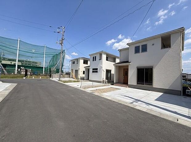 広々とした前面道路で駐車も楽々!