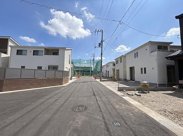 広々とした前面道路で駐車も楽々!