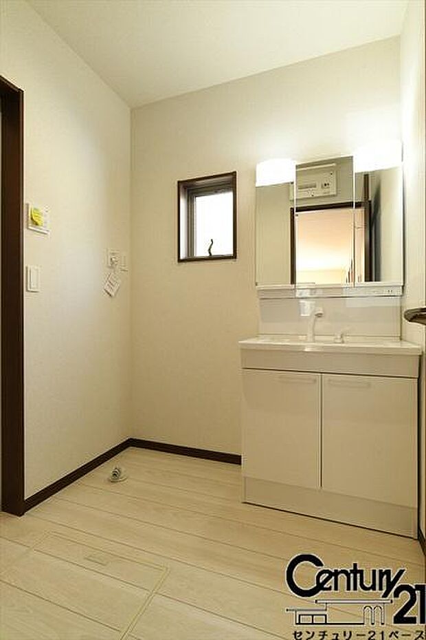 ■三面鏡タイプのミラーキャビネット！収納スペースも豊富です！■