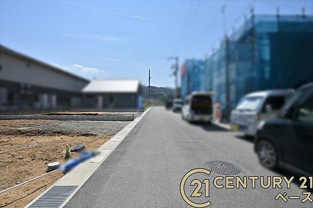 ■現地撮影写真■前面道路約6mでお車の出し入れも楽々!