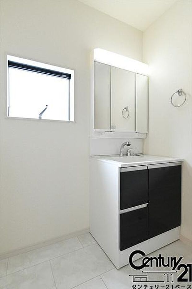 ■三面鏡タイプのミラーキャビネット!収納スペースも豊富です!■