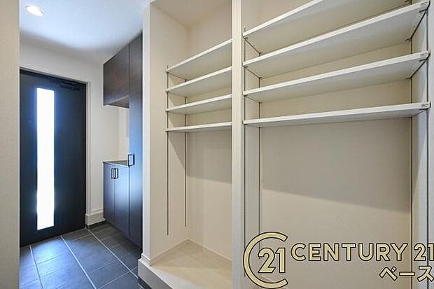 ■現地撮影写真■玄関には広々土間収納があります!履物の他にも傘立てやベビーカーも仕舞えます!
