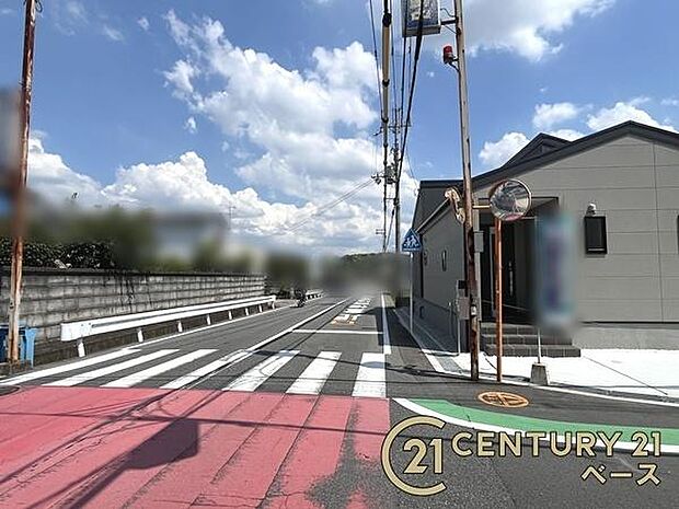 ■現地撮影写真■広々とした前面道路で駐車も楽々!