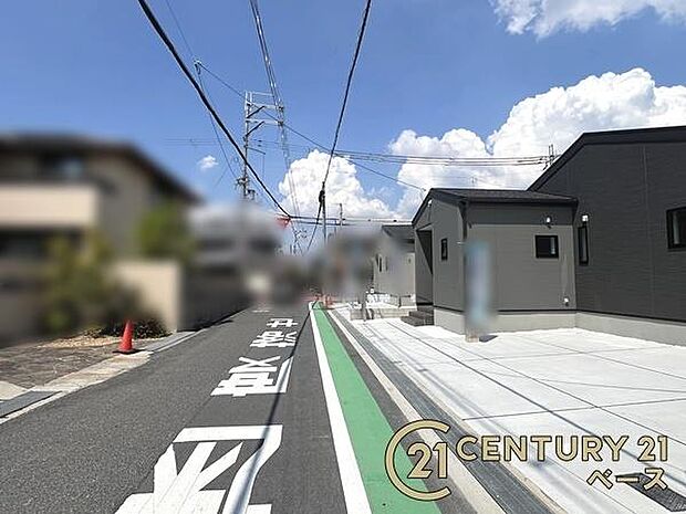 ■現地撮影写真■広々とした前面道路で駐車も楽々!