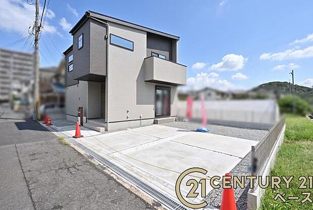 ■現地撮影写真■前面道路も広々としていて安心!