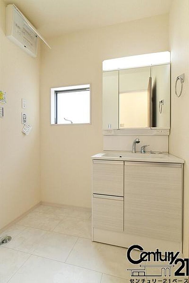 ■三面鏡タイプのミラーキャビネット!収納スペースも豊富です!■