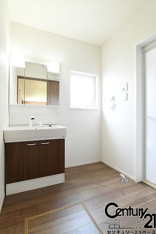 ■三面鏡タイプのミラーキャビネット!収納スペースも豊富です!