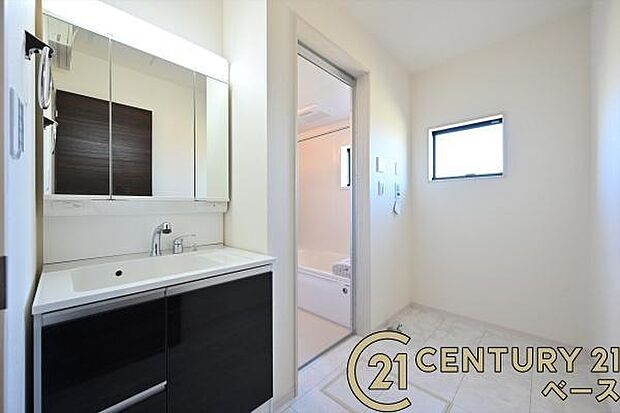 ■三面鏡タイプのミラーキャビネット！収納スペースも豊富です！■