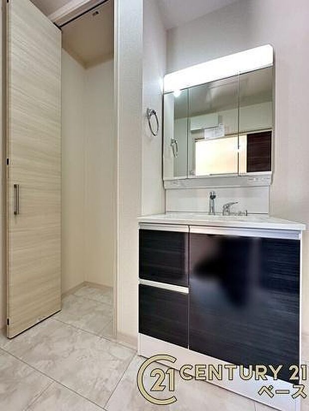 ■三面鏡タイプのミラーキャビネット！収納スペースも豊富です！■