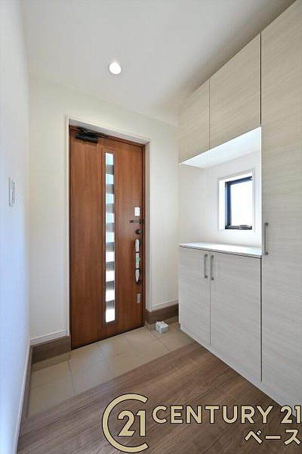 ■現地撮影写真■すっきりとした明るい玄関が家族やお客様を迎えてくれます!