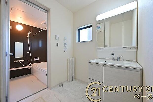 ■現地撮影写真■三面鏡タイプのミラーキャビネット!収納スペースも豊富です!