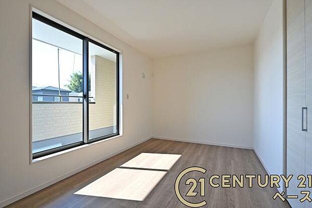 ■現地撮影写真■バルコニーに面した開放感のあるお部屋です!