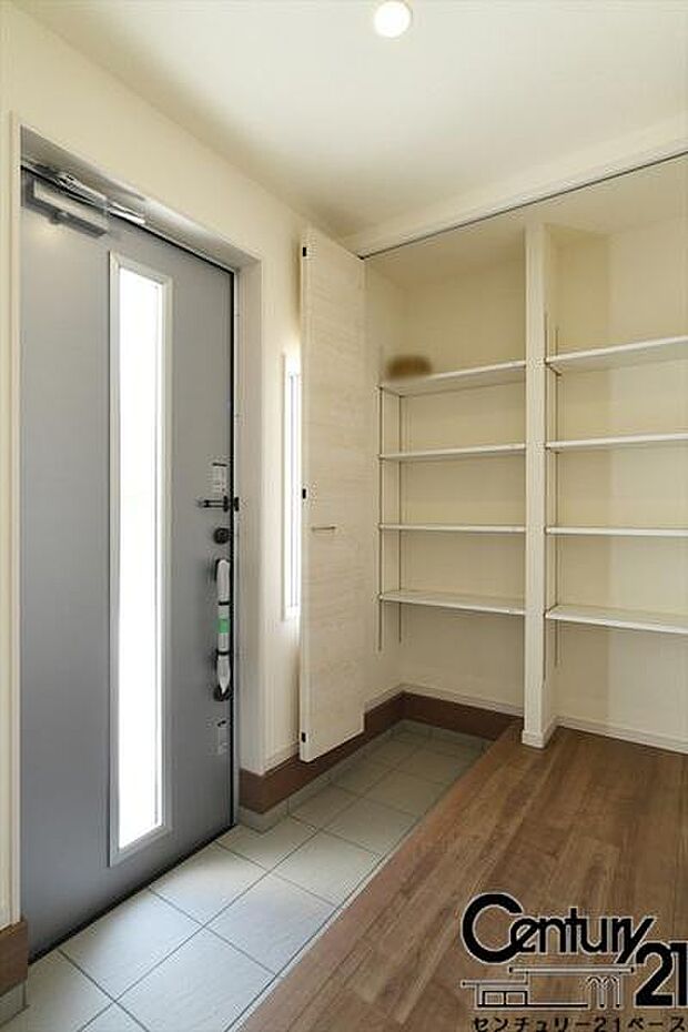■玄関には大容量収納スペースを完備！■